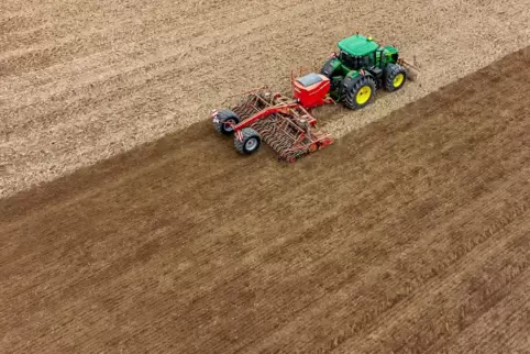 Damit auf Feldern Nahrungsmittel erzeugt werden können, braucht es viele Dinge, die Landwirte im Agrarhandel bekommen. 