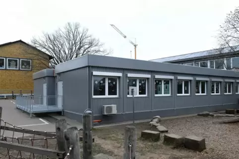 Neben der Grundschule wurden die grauen Container als Provisorium errichtet. 