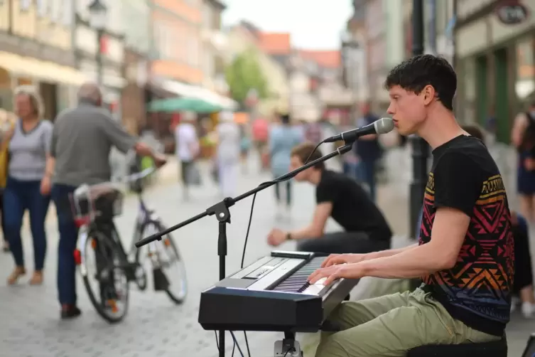 Kann im Übermaß zur Belastung werden: Straßenmusiker in einer Fußgängerzone.