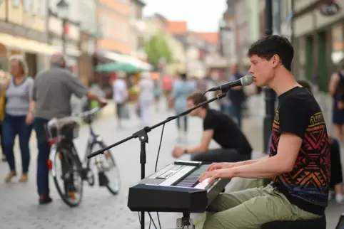 Kann im Übermaß zur Belastung werden: Straßenmusiker in einer Fußgängerzone.