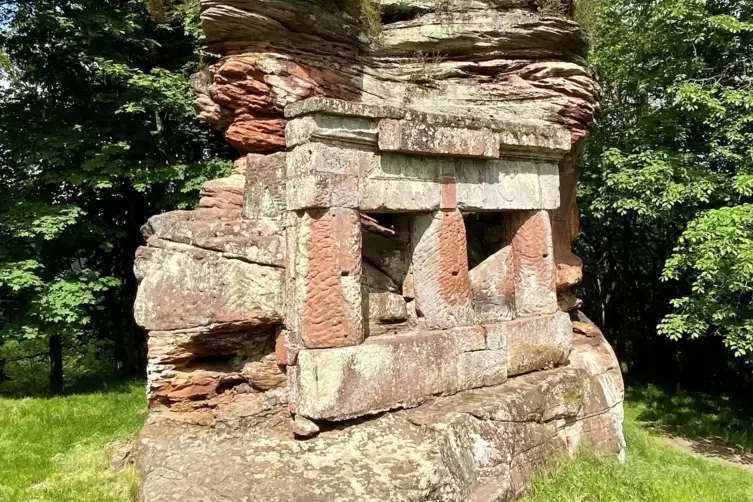 Felskopf gegenüber der Wasenburg: In den hier vermauerten Resten eines Merkurtempels beten heute Eidechsen die Sonne an.