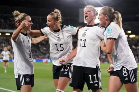 Höhere Prämien und doch TV-Präsenz: Die Fußballerinnen um Alexandra Popp können schon vor der WM jubeln. 