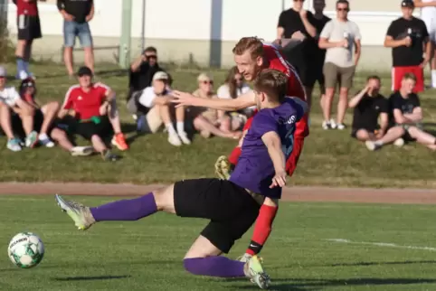 Die Vorentscheidung: Daniel Welsch (hinten) erzielt kurz nach Wiederanpfiff das 2:0 für Schönenberg. Busenbergs Daniel Leier kan