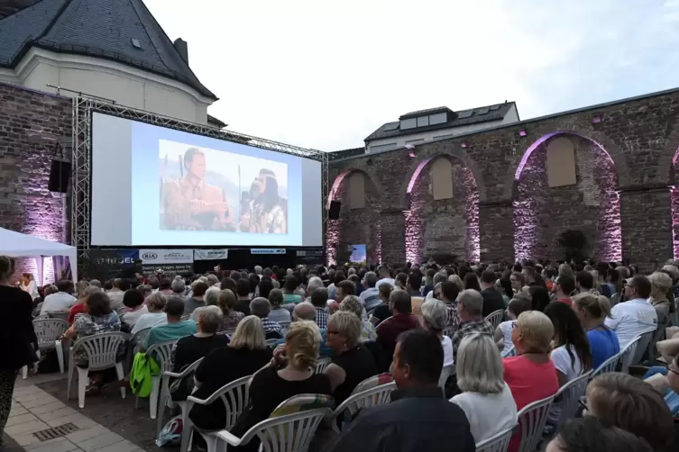 Schönstes Freiluftkino der Region: das Open-Air in der Erkenbertruine. Doch der Betreiber fühlt sich von der Stadt im Stich gela