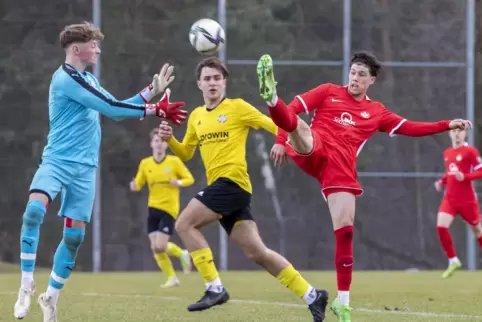 Jetzt zählt’s: Hier versucht es Oskar Prokopchuk von der U19 des FCK gegen Hertha Wiesbachs Keeper Nathan Michael Engel.