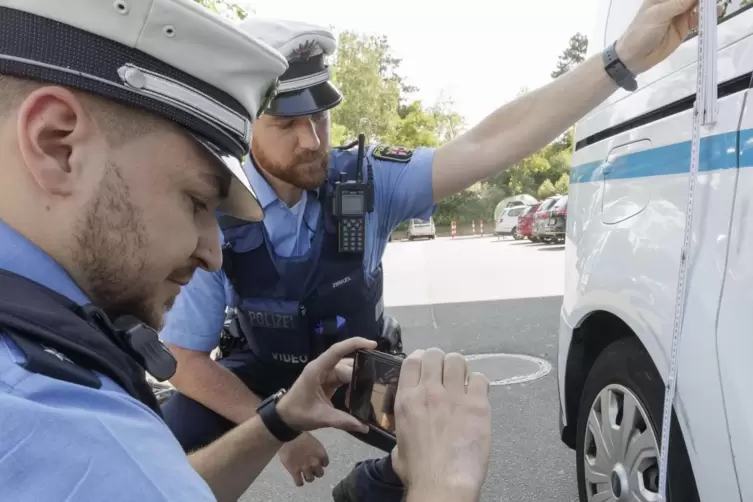 Polizisten nehmen einen Unfall auf. 