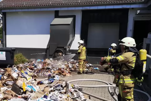 Großaufgebot der Feuerwehr am Eisenberger Aldi.