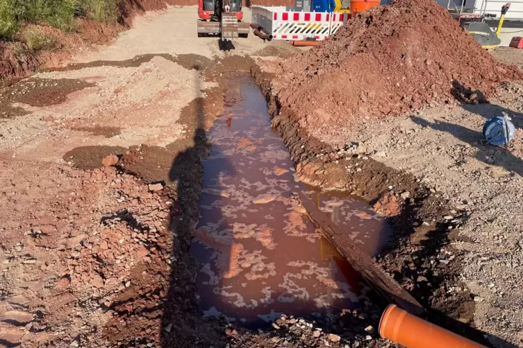 Die Täter haben ein offenliegendes Wasserrohr herausgerissen, daher ist eine größere Wassermenge ausgelaufen. 