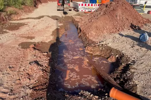 Die Täter haben ein offenliegendes Wasserrohr herausgerissen, daher ist eine größere Wassermenge ausgelaufen. 