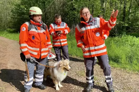 Staffelleiterin Franziska Eck und ihr Teamkollege Dominic Weiß (hinten) legen eine Suchstrategie für Uwe Völpel und Yoda fest. 