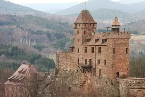 Die Burg Berwartstein bei Erlenbach bietet sich für die Mittagsrast an. 