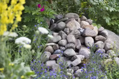 Steinhaufen lassen sich in jeden Garten einbauen. 