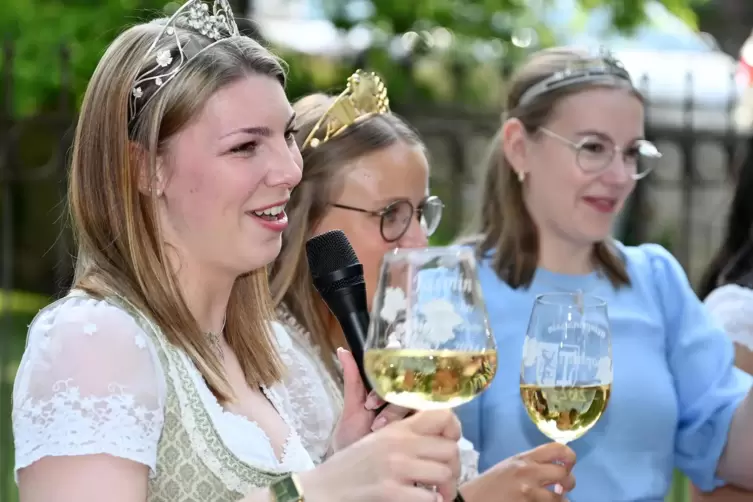 Weinprinzessin Jasmin Beugel eroeffnet das Fest mit einem Trinkspruch.