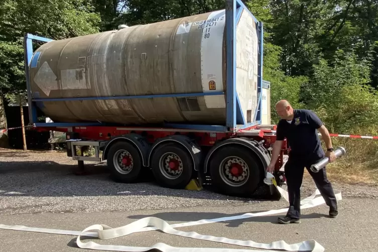 Der stellvertretende Wehrleiter Christian Mareth neben einem Wassercontainer mit passendem Fahrgestell. 