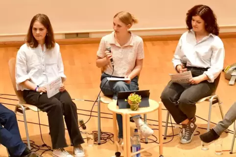 Die Moderatorinnen der Podiumsdiskussion: Antonia Preuß, Paulina Kohl und Olivia Coric (von links). 