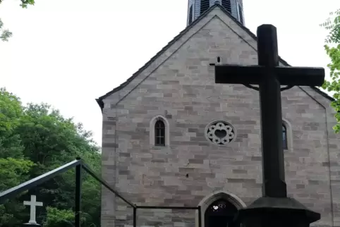 Die kleine, versteckte Wallfahrtskapelle Herz-Mariä: Links im Bild ist das weiße Kreuz zu sehen, welches das Grab des Stifters P