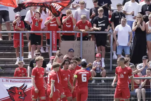 Jubel beim FCK über das 1:0 von Ben Rheinheimer. 