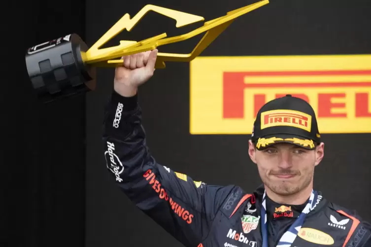 Gewohnte Pose: Max Verstappen auf dem Podest. 