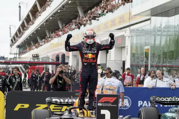 Kraftmeier-Pose nach der erneuten Machtdemonstration: Max Verstappen jubelt auf seinem überlegenen Auto. 