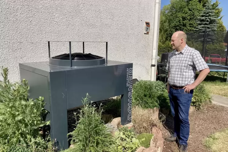 Peter Burkhard von Sonnenplan neben dem Lüfter am Haus von Achim Dahlhauser in Mörsbach. 