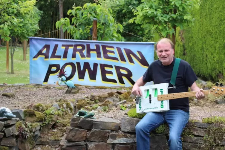 Skurriles Unikat: Heinz Balzer mit seiner Bischoff-Gitarre, die aus einem weißen Bierkasten der Privatbrauerei gebaut wurde.