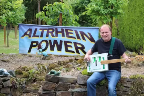 Skurriles Unikat: Heinz Balzer mit seiner Bischoff-Gitarre, die aus einem weißen Bierkasten der Privatbrauerei gebaut wurde.