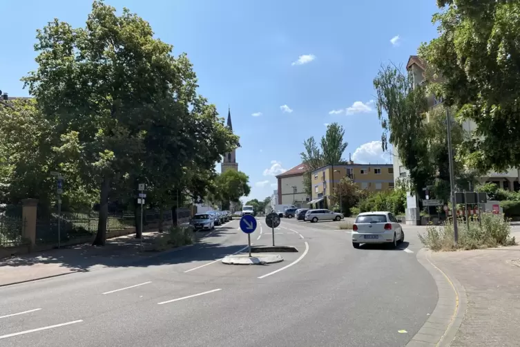 Klosterstraße, Ecke Ludwigsring, An Fronte Karl aus Blickrichtung Blaulstraße: Hier soll die Verkehrsführung geändert werden,