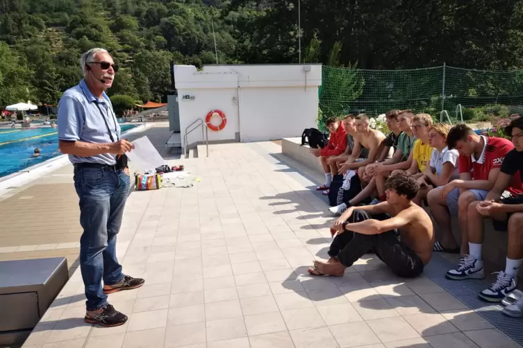 SCN-Trainer Peter Jacqué gibt seinen jungen Spielern Anweisungen fürs nächste Training. In den Pfingstferien haben einige von ih