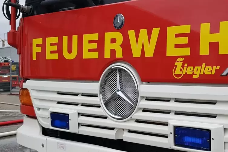 Die Feuerwehr ist seit der Nacht in Schwanden im Einsatz. 