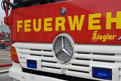 Die Feuerwehr ist seit der Nacht in Schwanden im Einsatz. 