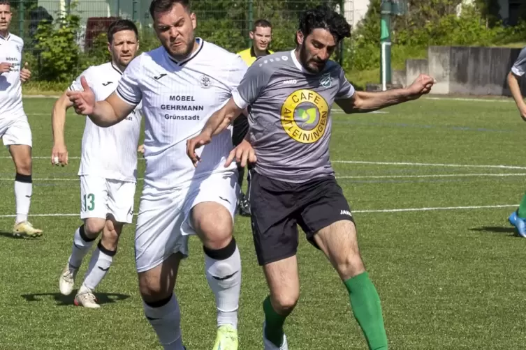 Erik Tuttobene (rechts, hier gegen den Grünstadter Jurica Antonovic) ist einer von sieben Altleiningern, die zum VfR wechseln.