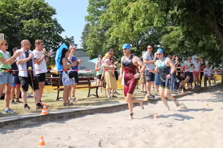 Die Stimmung war gut beim Triathlon in Baumholder. Überall standen Zuschauer und feuerten die Athleten an. 