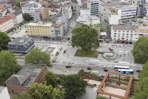 Die „Neue Stadtmitte“ verändert im Wochentakt ihr Gesicht. Zwischen Platane und Fackelbrunnen gut zu erkennen, ist die anthrazit