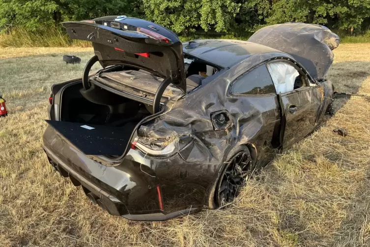 Der BMW ist gegen einen Baum geprallt und hat sich überschlagen. 