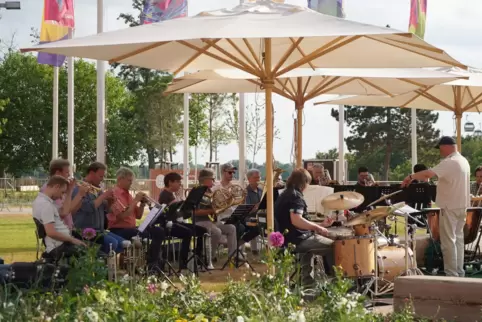 Das Blechbläserensemble lässt unweit der Seilbahn mit „Somewhere over the Rainbow“ die Musik über die Buga schweben. 