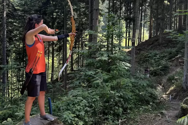 Ein kleines bisschen Robin Hood-Gefühl: Nach einer Einweisung geht es auch für Neulinge auf den Bogenparcours im Schwarzwald. 