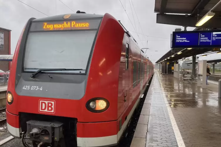 Die S-Bahnlinie S1 aus Osterburken (Neckar-Odenwald-Kreis) macht Pause an ihrer derzeitigen Endstation im Homburger Hauptbahnhof