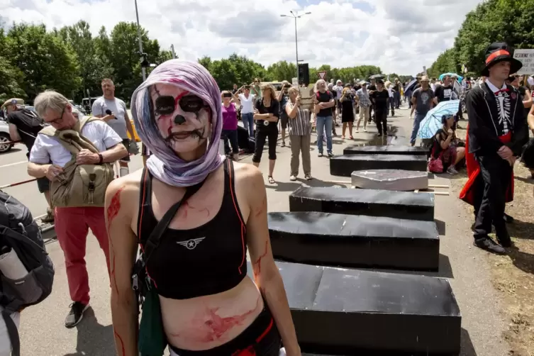 2022 lief die Friedensdemonstration von „Stopp Air Base Ramstein“ unter dem Motto „Tanz der Toten“. 