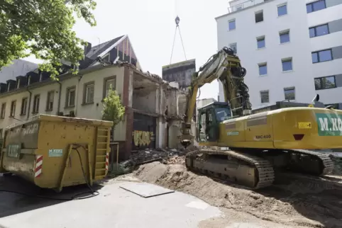 Die Abbruch-Arbeiten an der Hausnummer 20 in der Augustastraße gehen weiter. 