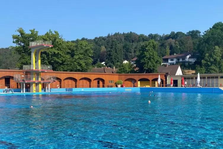 Kurz nach 8 Uhr ragen am Freitagmorgen schon die ersten Köpfe aus dem Wasser der Waschmühle. 