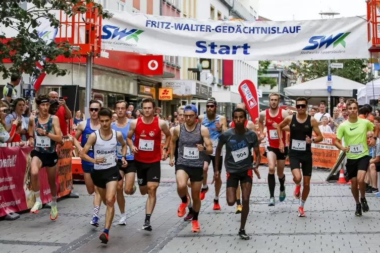 Die Stars 2022 beim Start zum Elitelauf.