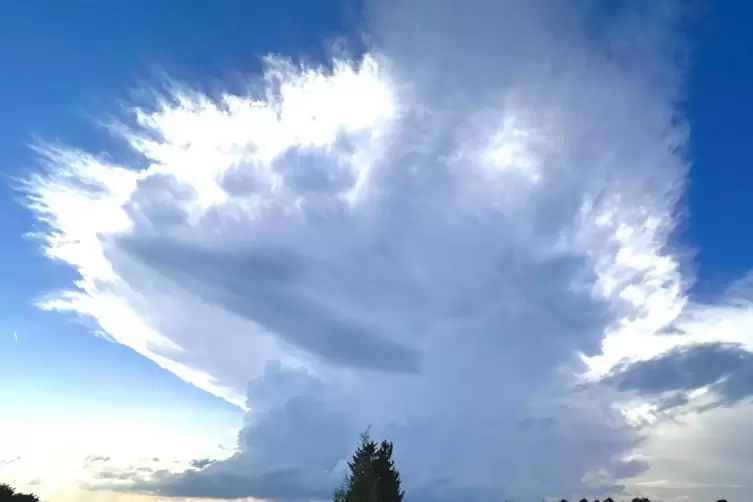 Erinnert an einen Schirm oder einen Pilz: Wolke am Donnerstag über der Ebene.