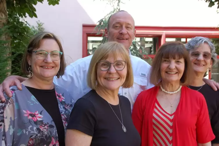 Die Enkel von Alice Simon im Garten des jüdischen Schulzentrums ORT in Straßburg (von links): Betsy Simon, Joanne Simon Weinberg