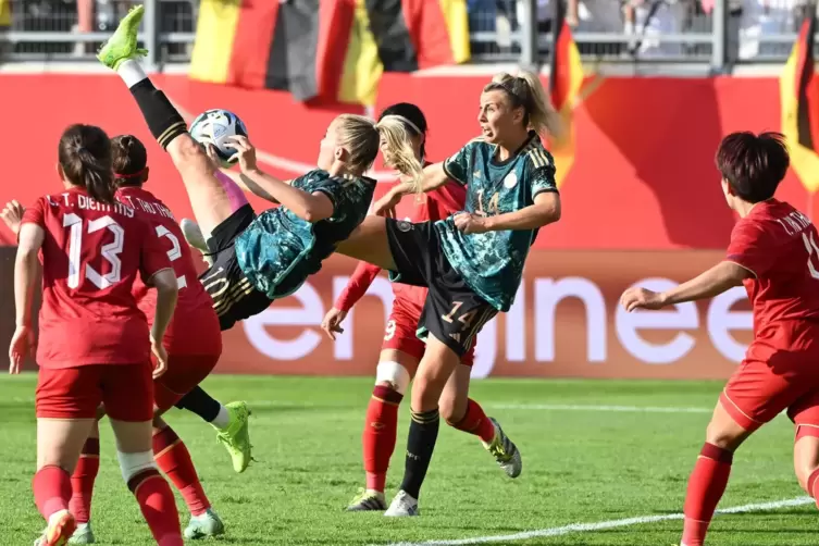 Laura Freigang (10, links) und Lena Lattwein (14) schlagen im Spiel am Ball vorbei. 