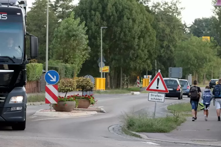 In durchs Dorf rollenden Lastwagen wird eine Gefahrenquelle für die Schulkinder gesehen. 