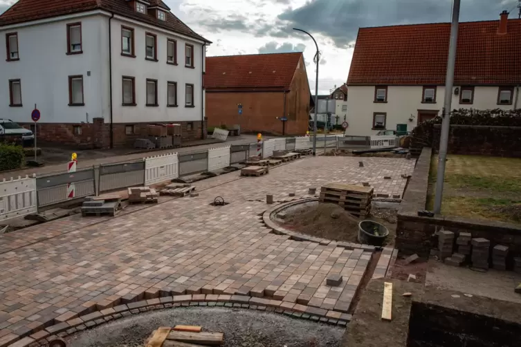 Der Ausbau der Ortsmitte in Martinshöhe, an der Kirche, soll Mitte Juli beendet sein.