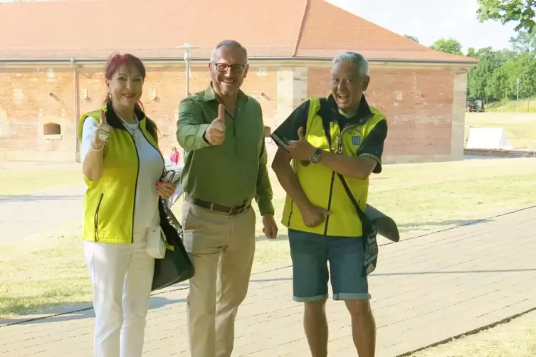 Die emsigen Umweltscouts Dorota Nowak und Oscar Blanco, hier mit Bürgermeister Marcus Schaile (Mitte), freuen sich auf ihre näch