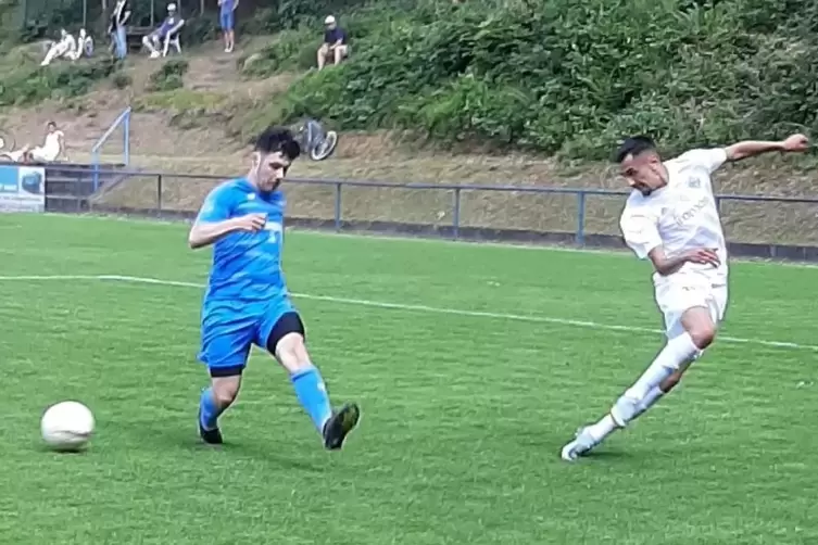 Szene im Kindsbacher Strafraum: Sergen Tok (rechts) vom FK Pirmasens spielt gegen Lukas Kappler vom FV Kindsbach den Ball in die