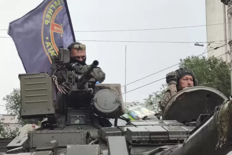  Rostow am Don am Samstag: Kämpfer sitzen in einem Panzer mit einer Flagge der Wagner-Gruppe, während sie einen Bereich am Haupt