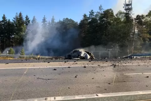 Der Wagen brannte völlig aus. 